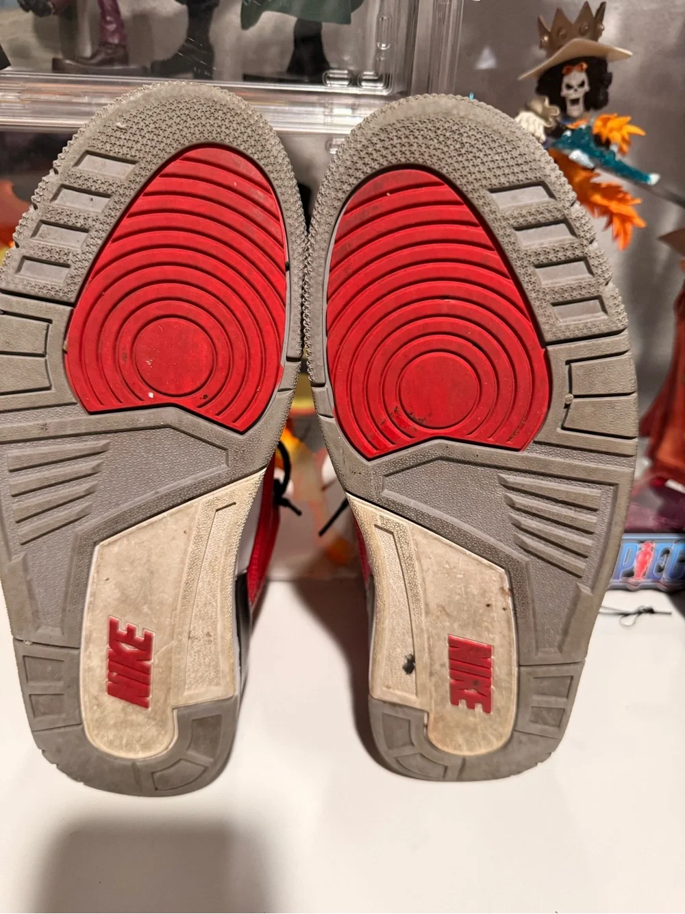 Jordan Men 9.5 Red and Gray Retro Basketball Sneakers